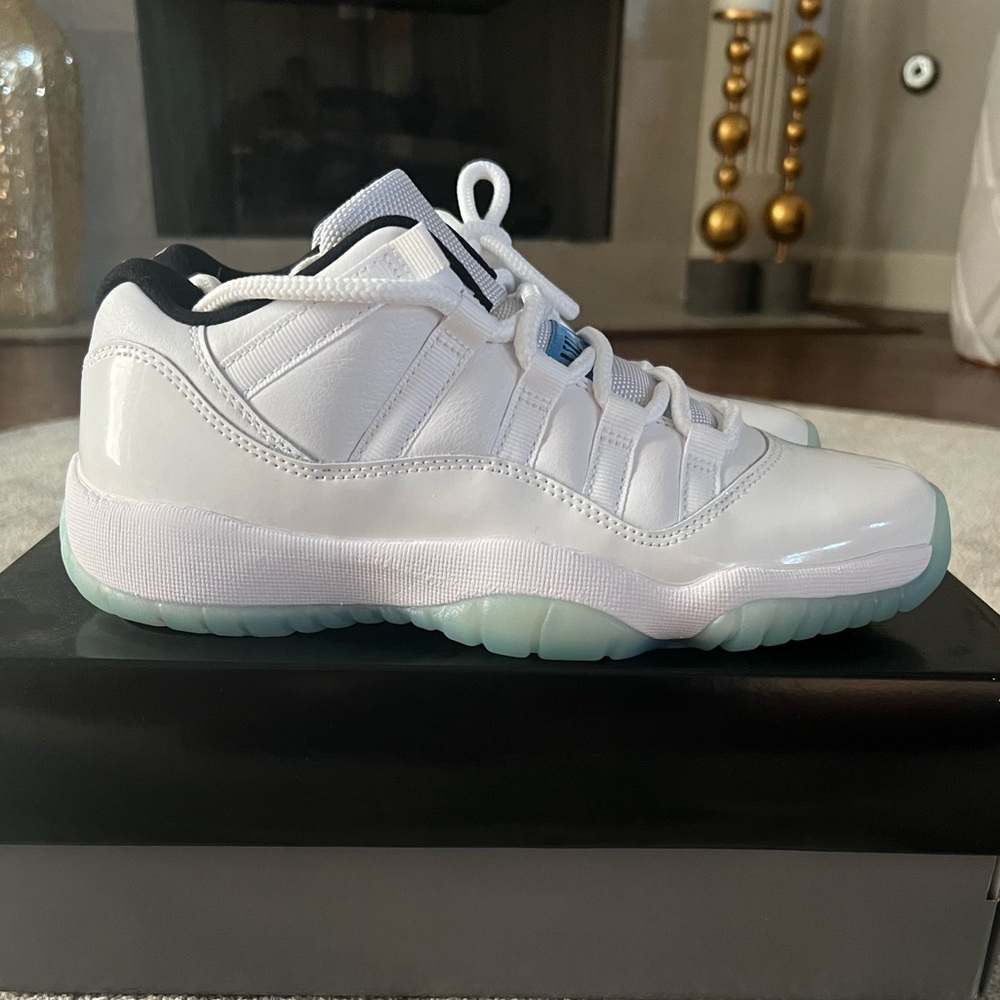 Air Jordan 11 Low
Legend Blue